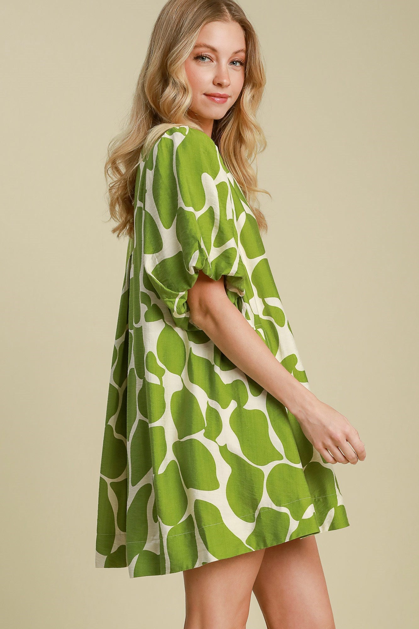 Yara® | Tweekleurige jurk met abstracte print en pofmouwen