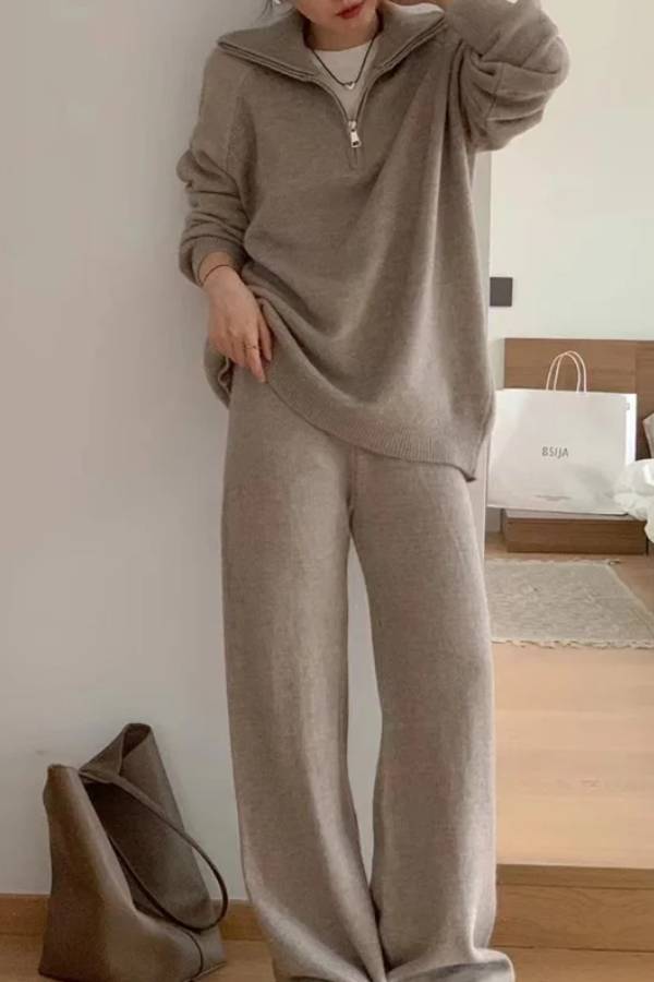 Thelma® | Tweedelig pak bestaande uit een casual reverstrui en een broek met wijde pijpen