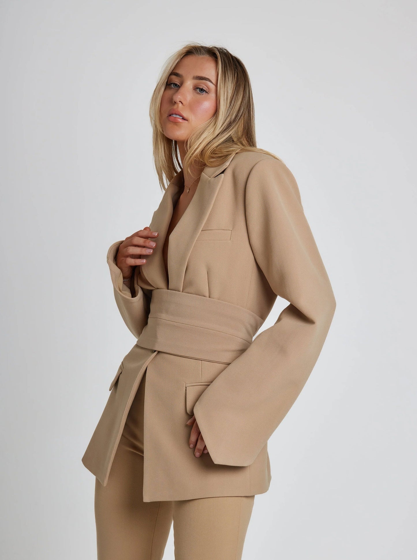 Tina® | Elegante getailleerde blazer met riem voor dames
