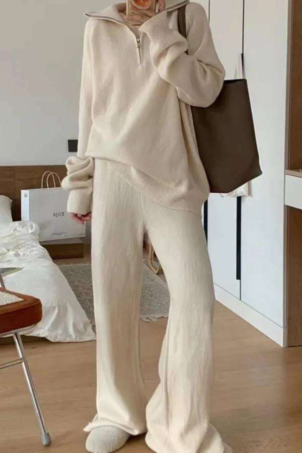 Thelma® | Tweedelig pak bestaande uit een casual reverstrui en een broek met wijde pijpen