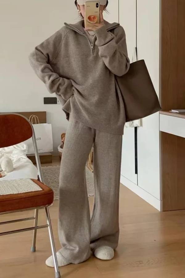 Thelma® | Tweedelig pak bestaande uit een casual reverstrui en een broek met wijde pijpen