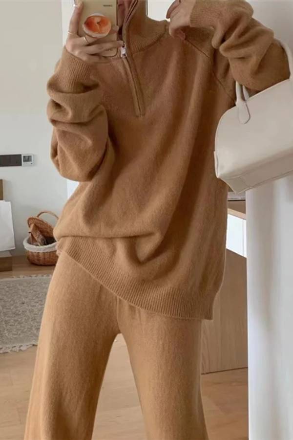 Thelma® | Tweedelig pak bestaande uit een casual reverstrui en een broek met wijde pijpen