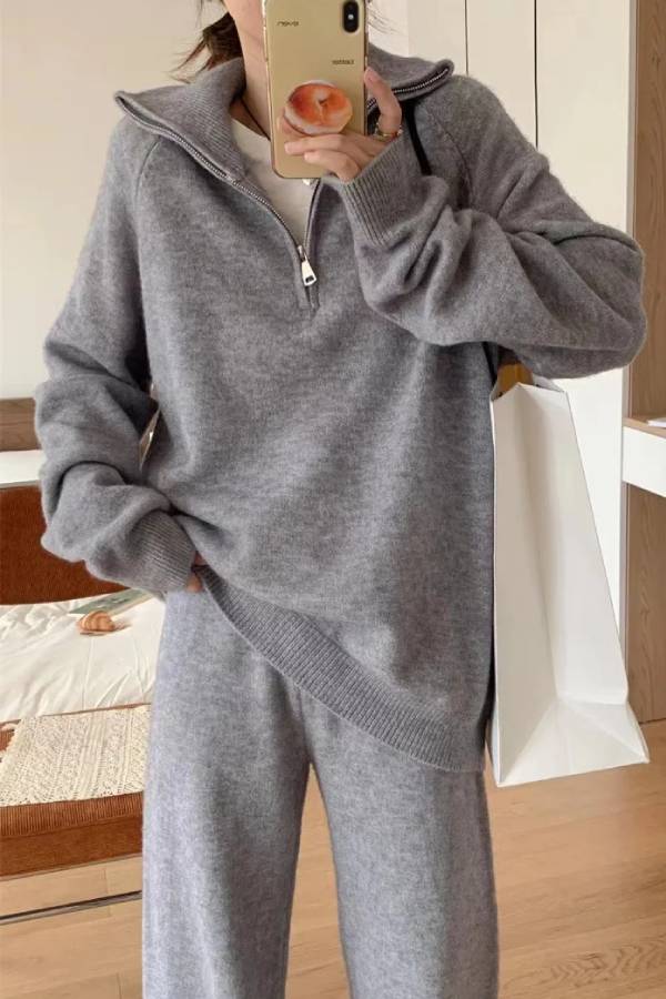 Thelma® | Tweedelig pak bestaande uit een casual reverstrui en een broek met wijde pijpen