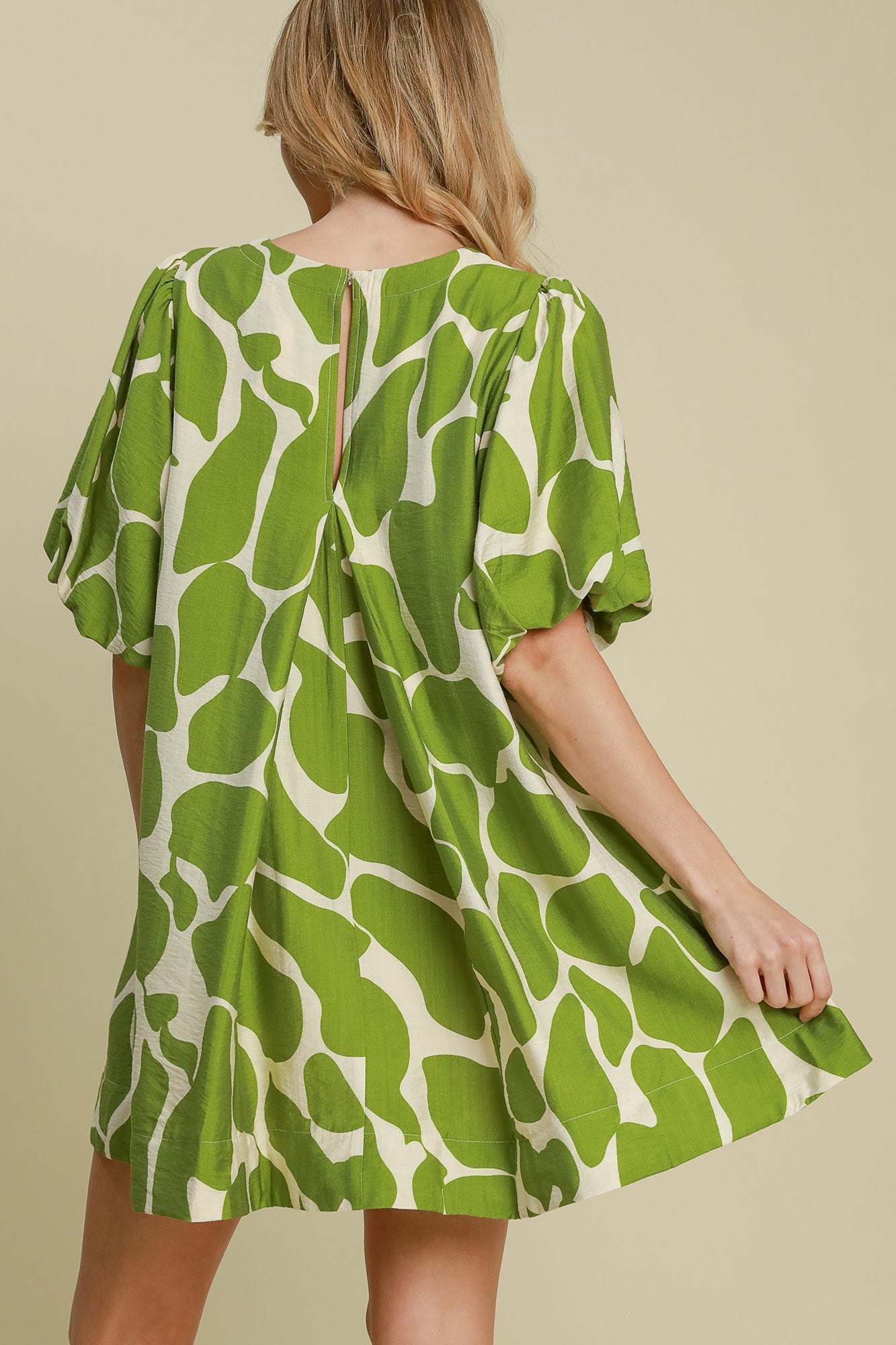 Yara® | Tweekleurige jurk met abstracte print en pofmouwen