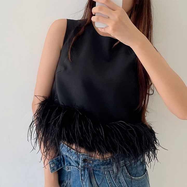 Yesenia® | Elegante mouwloze top met verenaccent