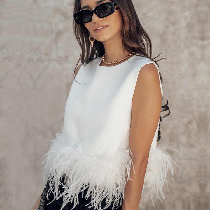 Yesenia® | Elegante mouwloze top met verenaccent