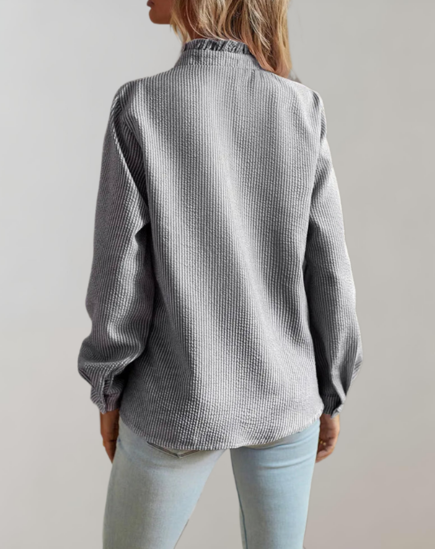 Abelia® | Losvallende top met ruches, opstaande kraag, knoopsluiting en lange mouwen