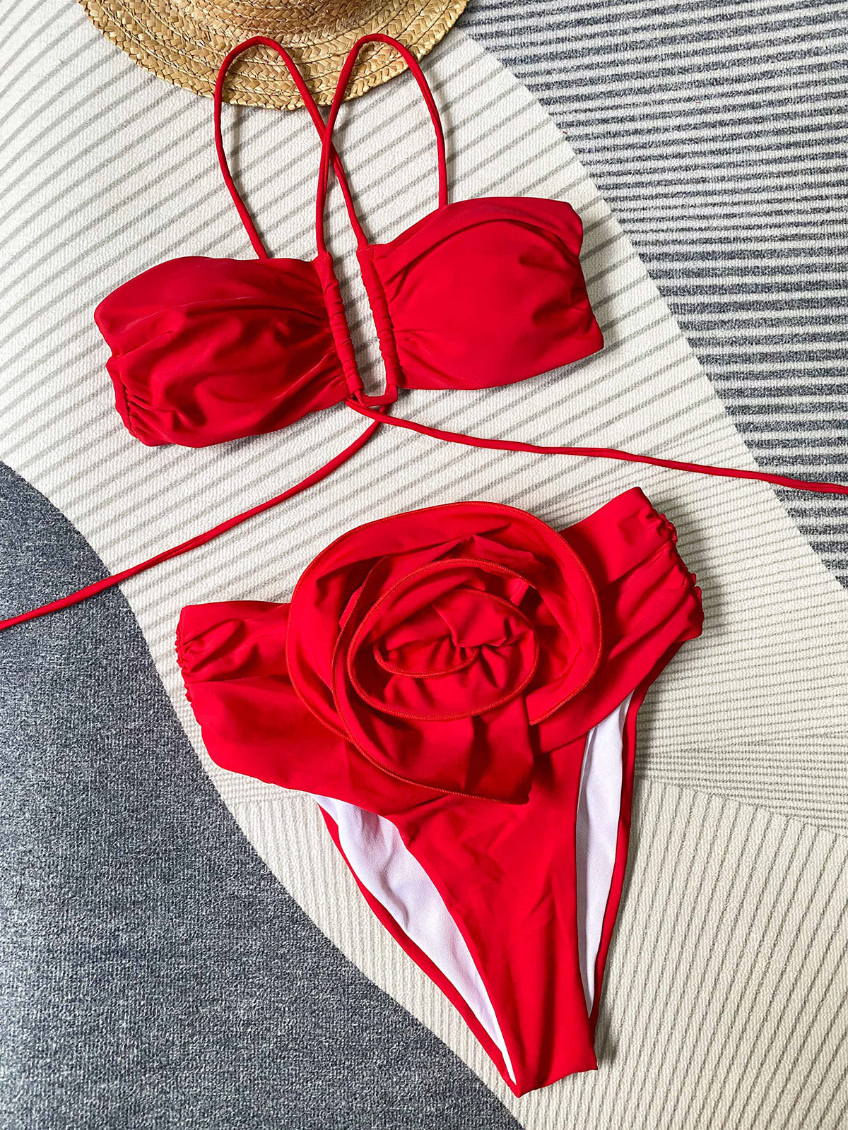Crispina® | Bikini met halterhals en bloemendetail