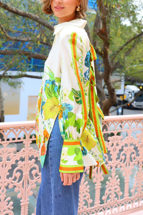 Yasmine® | Oversized satijnen blouse met een bloemmotief met strikbandjes en knopen aan de achterkant