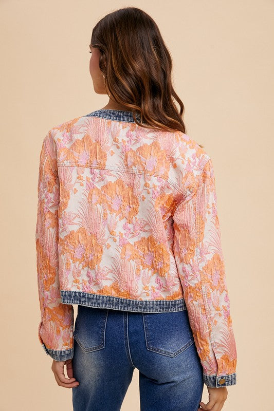 Thea® | Contrasterend jack van bloemenjacquarddenim met knoopsluiting