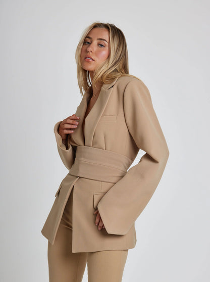 Tina® | Elegante getailleerde blazer met riem voor dames