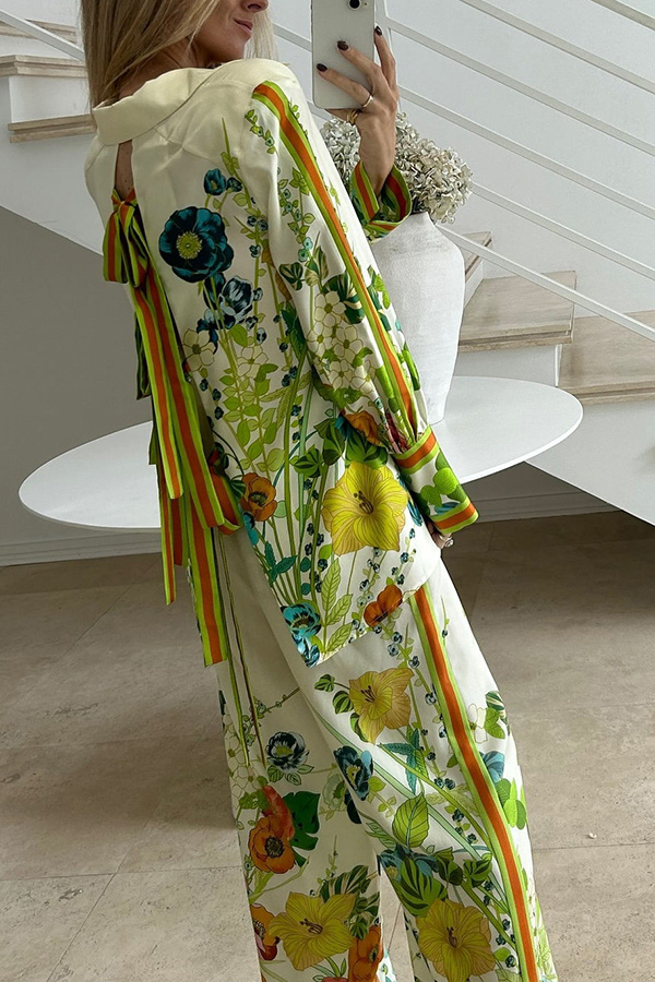 Yasmine® | Oversized satijnen blouse met een bloemmotief met strikbandjes en knopen aan de achterkant