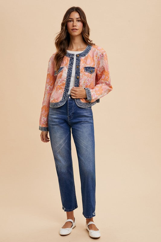 Thea® | Contrasterend jack van bloemenjacquarddenim met knoopsluiting