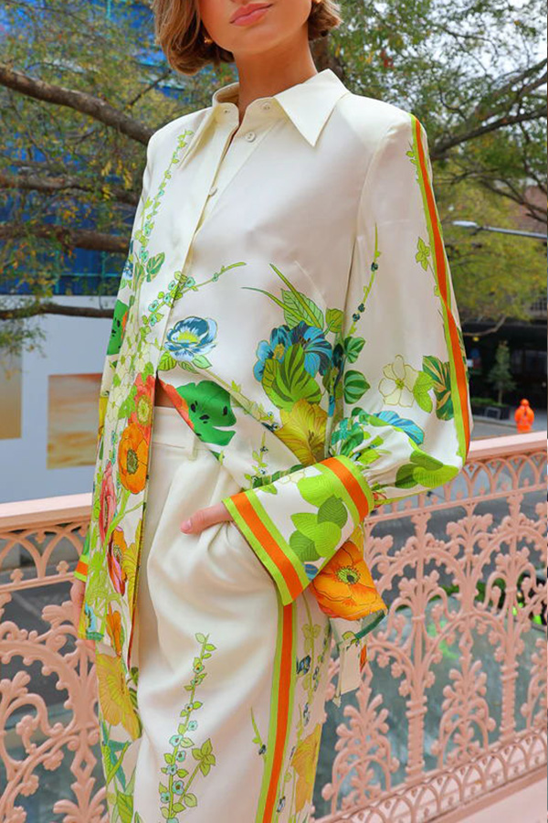 Yasmine® | Oversized satijnen blouse met een bloemmotief met strikbandjes en knopen aan de achterkant