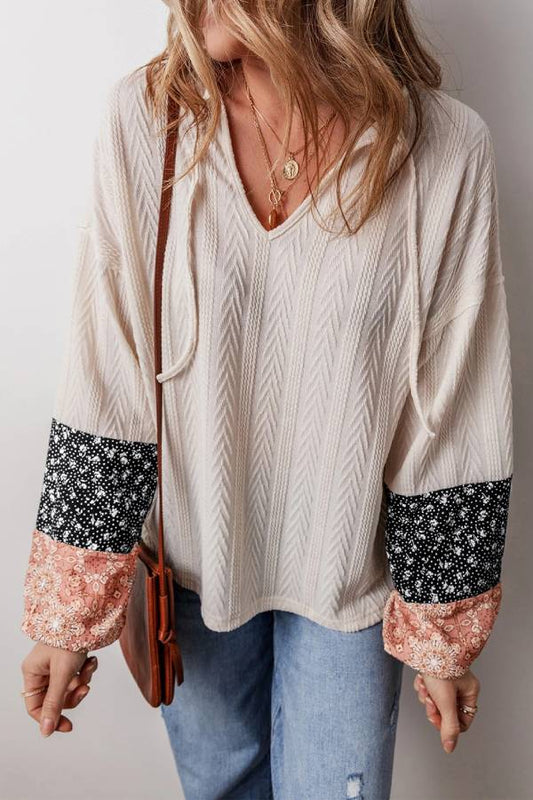 Zomer® | Beige patchwork top met bloementextuur, trekkoord en V-hals