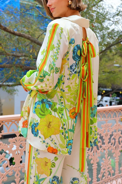 Yasmine® | Oversized satijnen blouse met een bloemmotief met strikbandjes en knopen aan de achterkant