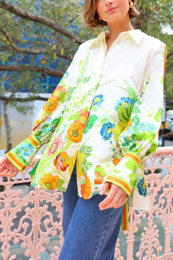 Yasmine® | Oversized satijnen blouse met een bloemmotief met strikbandjes en knopen aan de achterkant