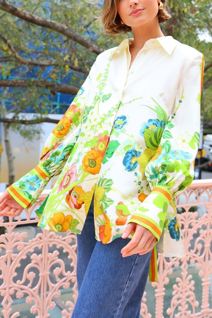 Yasmine® | Oversized satijnen blouse met een bloemmotief met strikbandjes en knopen aan de achterkant