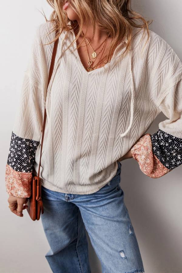 Zomer® | Beige patchwork top met bloementextuur, trekkoord en V-hals
