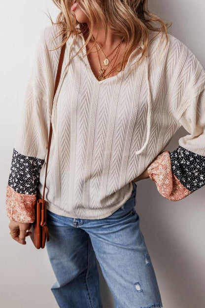 Zomer® | Beige patchwork top met bloementextuur, trekkoord en V-hals