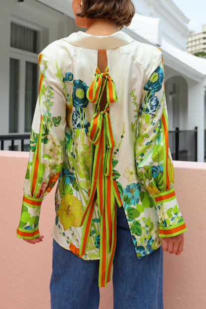 Yasmine® | Oversized satijnen blouse met een bloemmotief met strikbandjes en knopen aan de achterkant