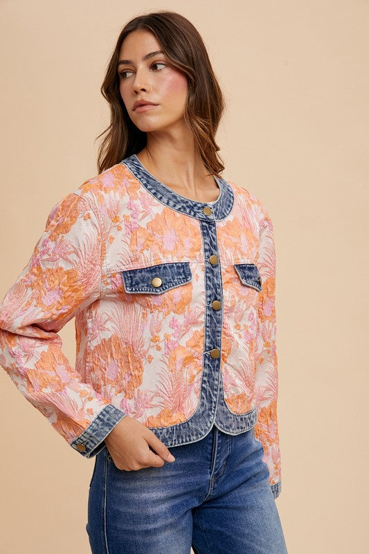 Thea® | Contrasterend jack van bloemenjacquarddenim met knoopsluiting