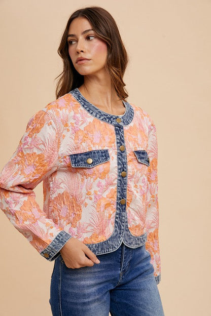 Thea® | Contrasterend jack van bloemenjacquarddenim met knoopsluiting