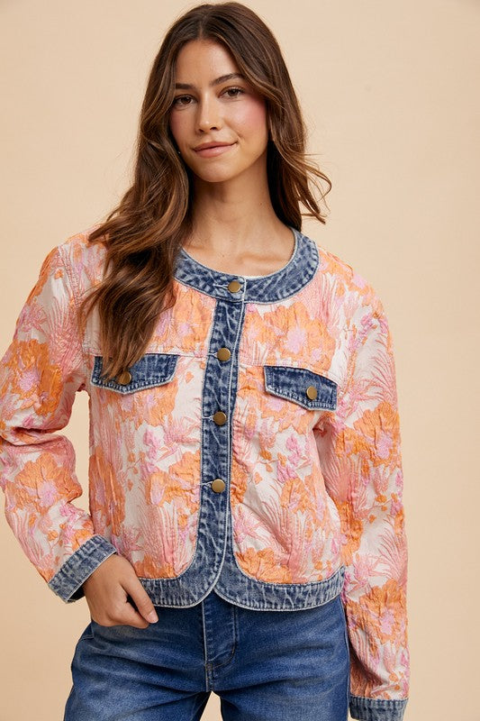Thea® | Contrasterend jack van bloemenjacquarddenim met knoopsluiting