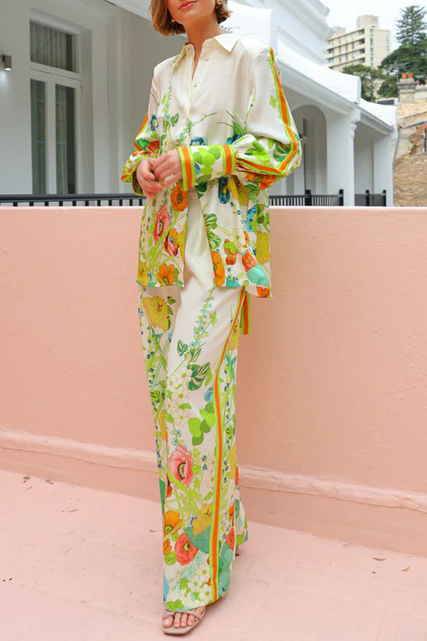 Yasmine® | Oversized satijnen blouse met een bloemmotief met strikbandjes en knopen aan de achterkant