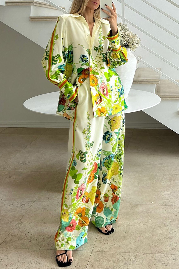Yasmine® | Oversized satijnen blouse met een bloemmotief met strikbandjes en knopen aan de achterkant