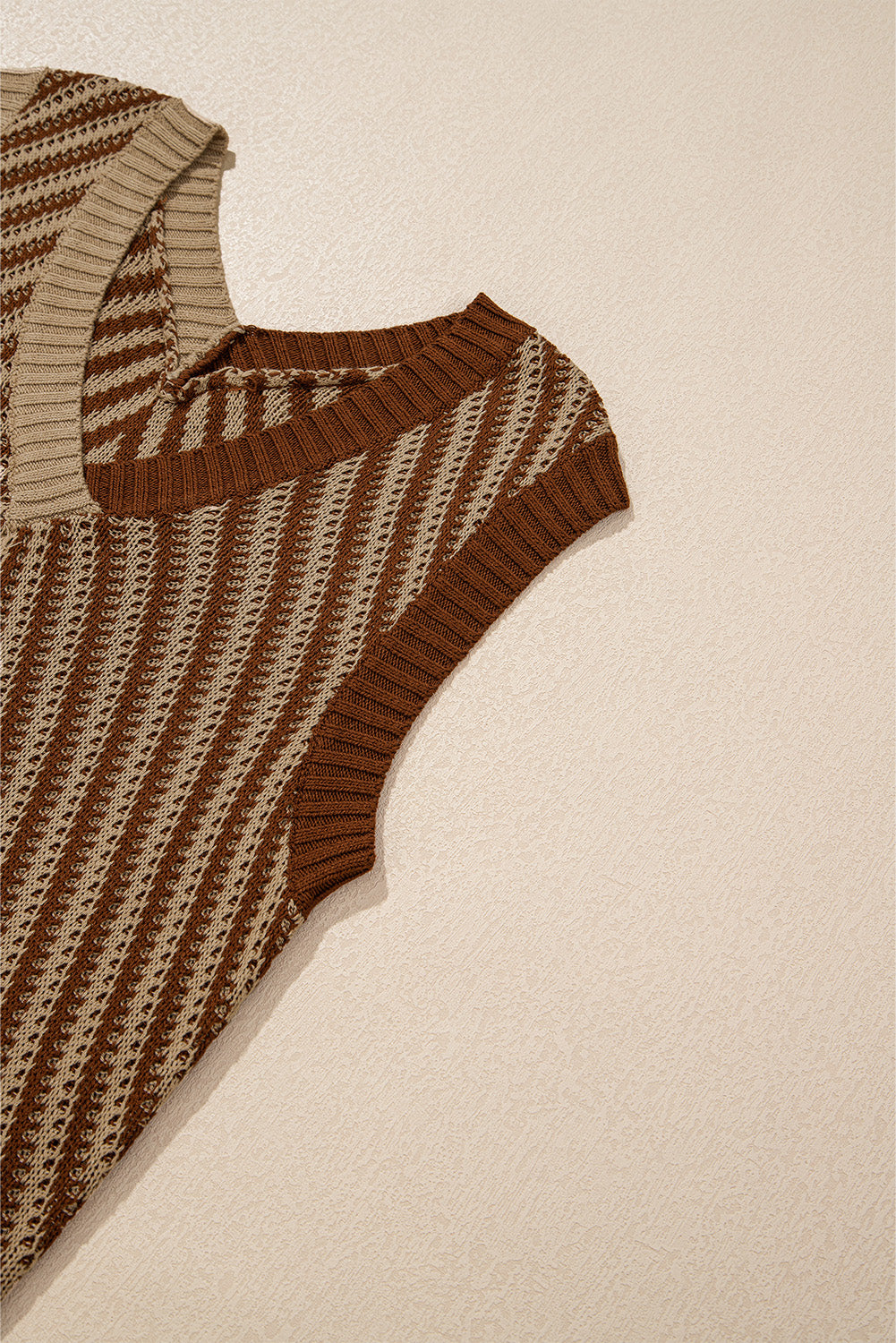 Violet® | Gestreept vest met contrasterende V-hals