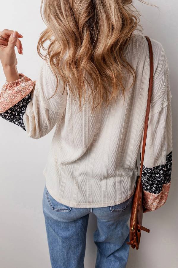Zomer® | Beige patchwork top met bloementextuur, trekkoord en V-hals