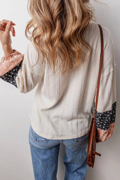 Zomer® | Beige patchwork top met bloementextuur, trekkoord en V-hals