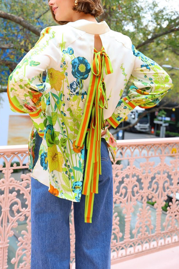 Yasmine® | Oversized satijnen blouse met een bloemmotief met strikbandjes en knopen aan de achterkant