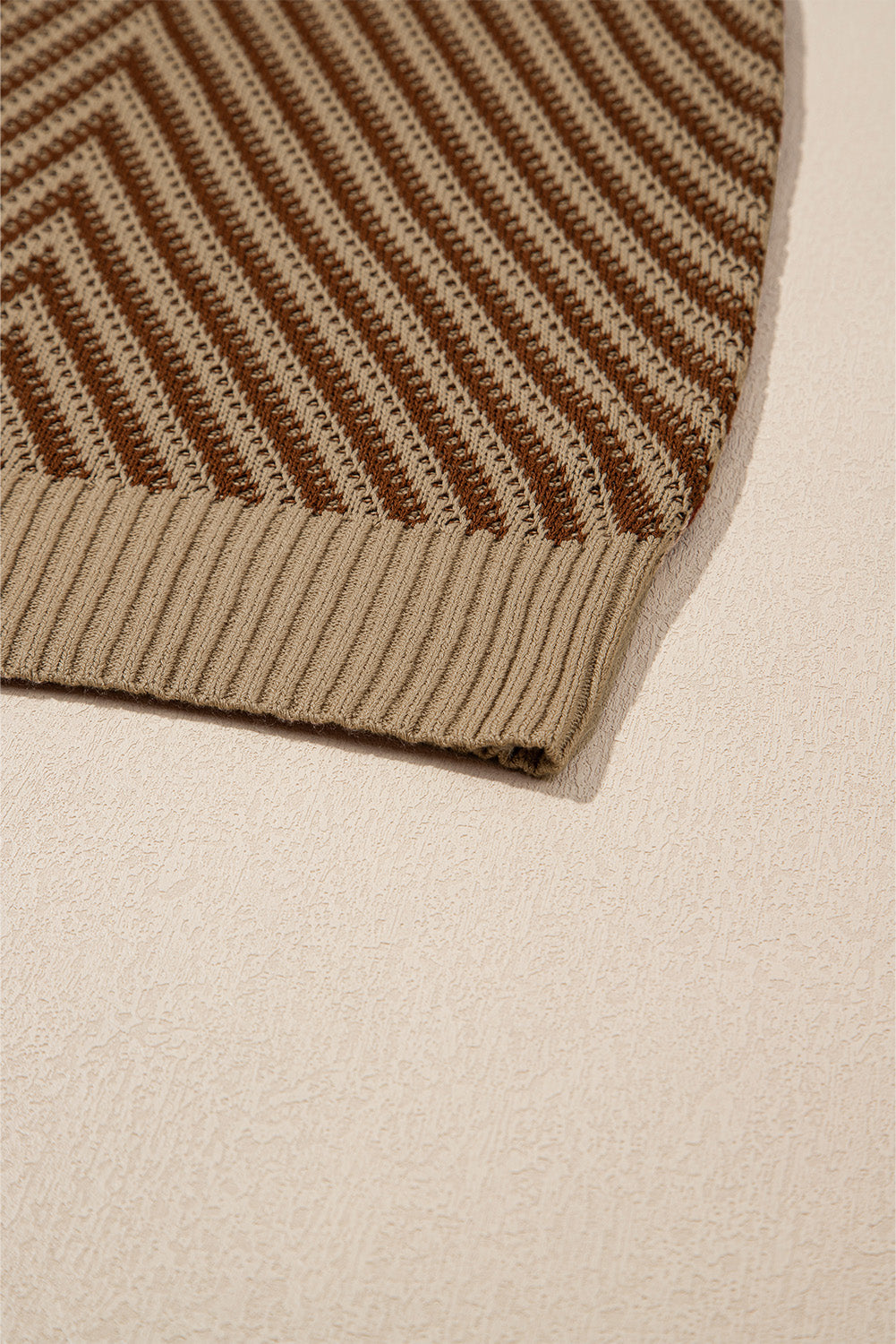 Violet® | Gestreept vest met contrasterende V-hals