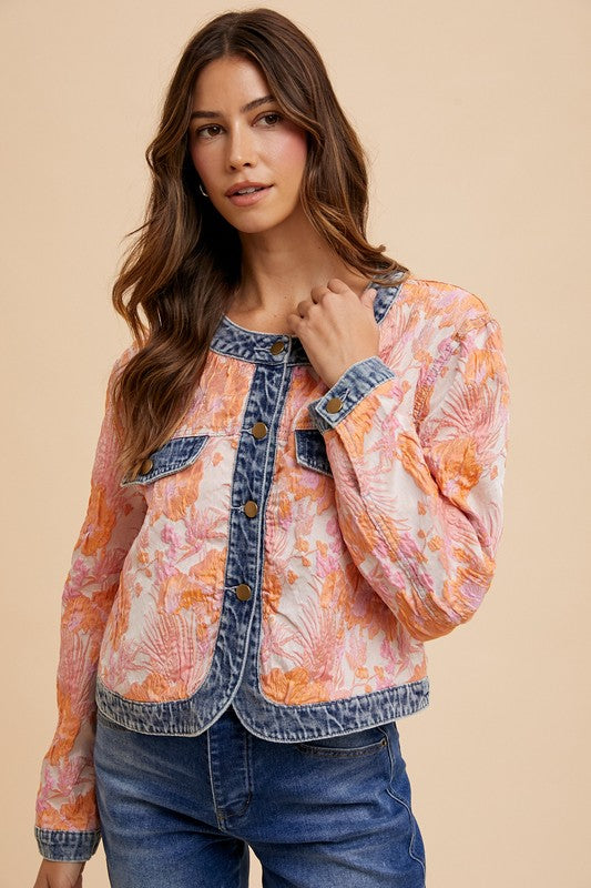 Thea® | Contrasterend jack van bloemenjacquarddenim met knoopsluiting