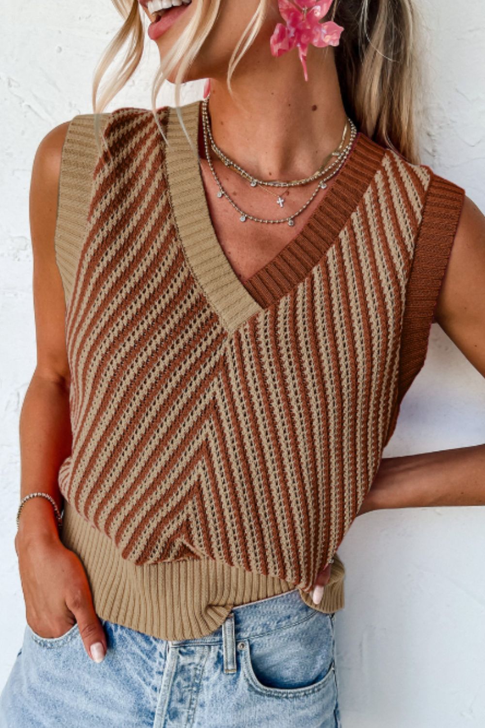 Violet® | Gestreept vest met contrasterende V-hals